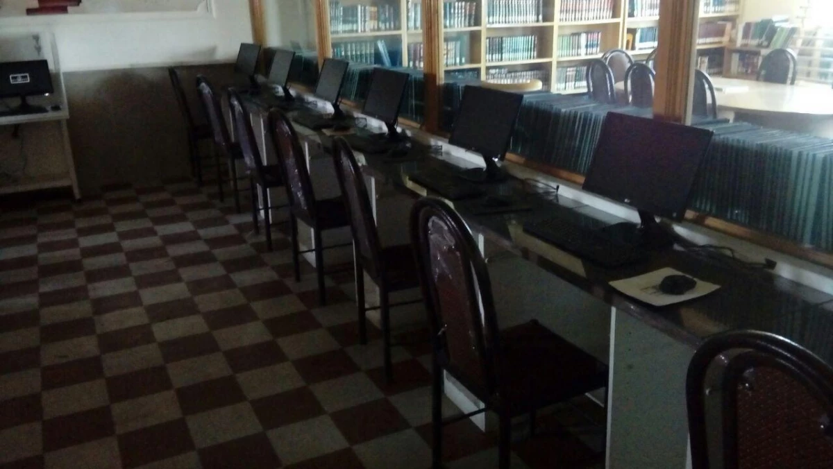 تجهیز کتابخانه پردیس با رایانه های به روز
 4