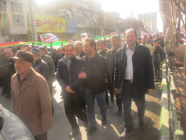 شرکت در راهپیمایی 22 بهمن

 3