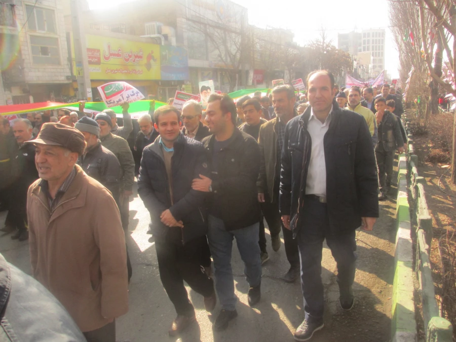 شرکت در راهپیمایی 22 بهمن

 3