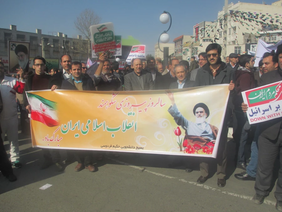 شرکت در راهپیمایی 22 بهمن

 4