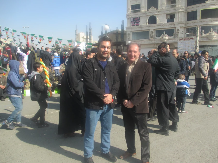 شرکت در راهپیمایی 22 بهمن

 5