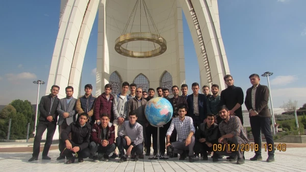 بازدید علمی از سازمان جغرافیایی، باغ موزه دفاع مقدس و پل طبیعت برگزار شد

 2