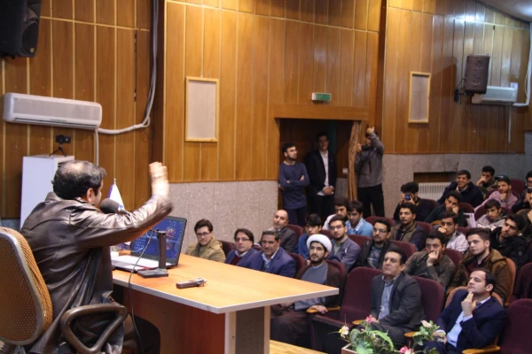 همایش "بررسی احزاب سیاسی در ایران" 

با سخنرانی استاد علی اکبر رائفی­ پور
در دانشگاه فرهنگیان استان البرز پردیس حکیم فردوسی  برگزار شد.

 2